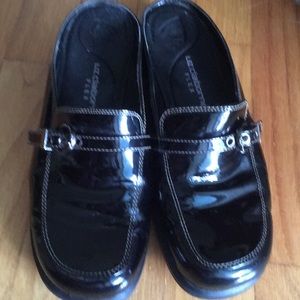 Liz Claiborne Flex Black Patent Leather Clogs Sz 7